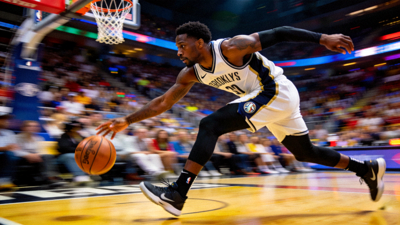 NBA常规赛球员突破上篮瞬间的高清赛事画面