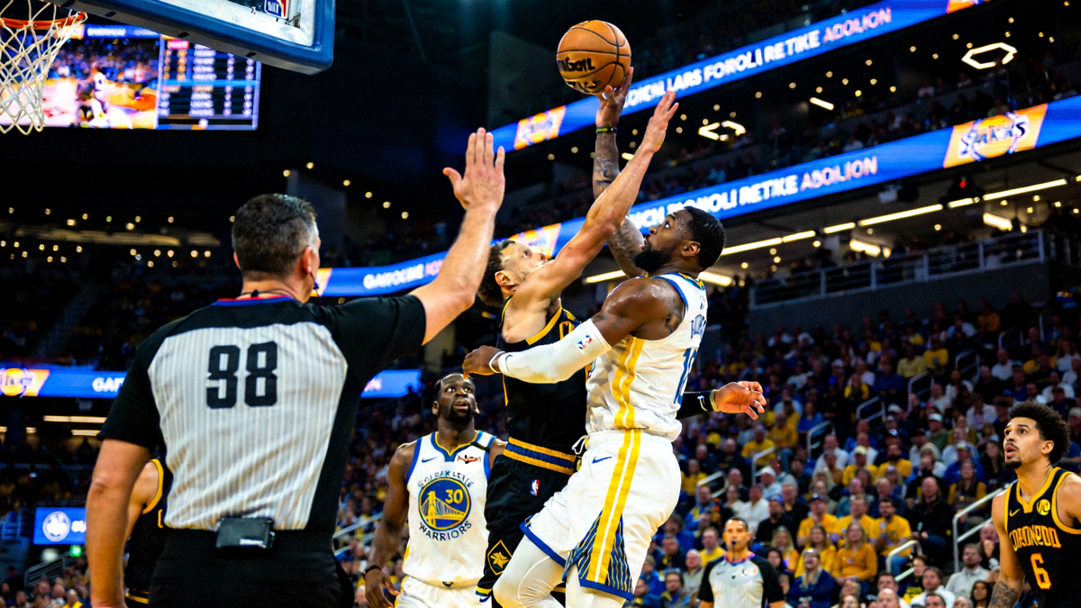 NBA总决赛焦点战巨幕高清直播画面球员激烈对抗瞬间